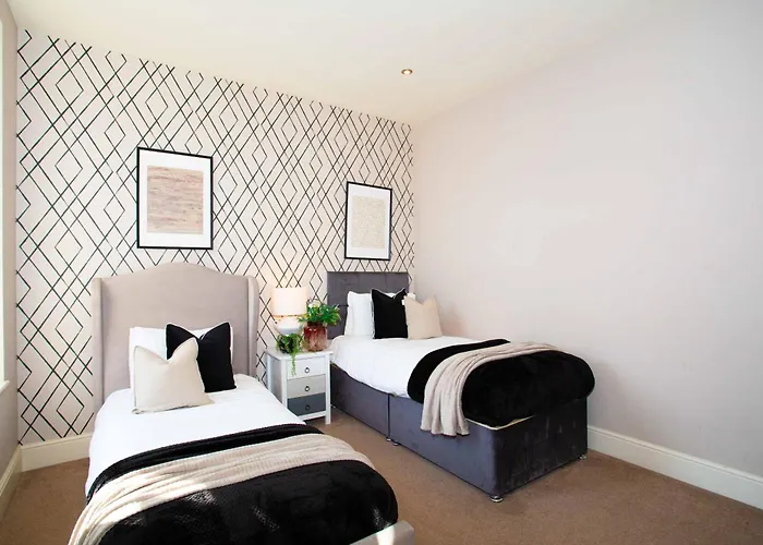 Harrogates - Sleeps 12 Apartment