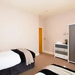 Apartment Harrogates - Sleeps 12 *