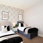 Harrogates - Sleeps 12 Apartment
