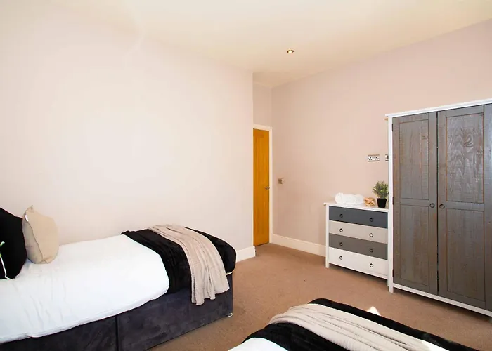Apartment Harrogates - Sleeps 12 *